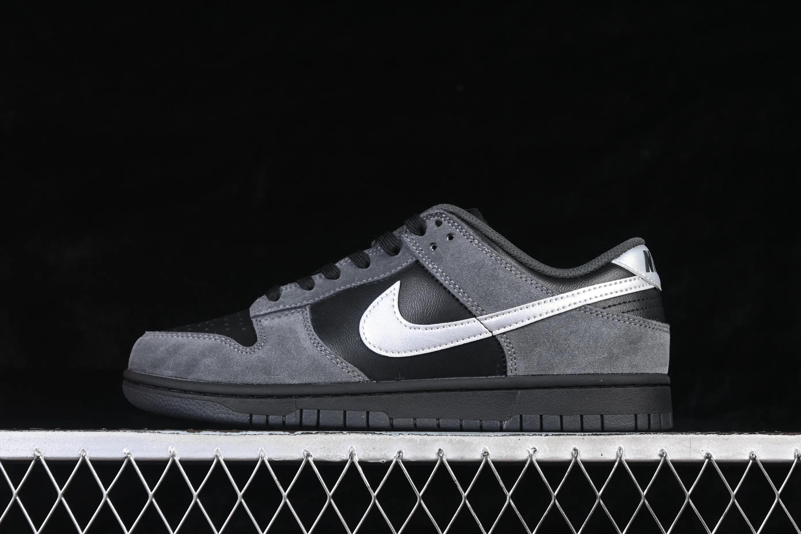 All categories Nk SB Dunk series Nk SB Dunk Low low-top sneakers Nike SB Dunk Low black and gray color low-top casual sneakers II7636-001